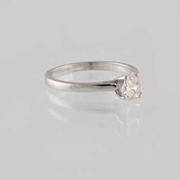 RING, 18K vitguld med droppslipad diamant ca 0.60 ct. Vikt 2,4 gram.