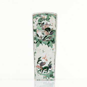 A Chinese rectangular famille verte vase, Qing dynasty, Kangxi (1662-1722).