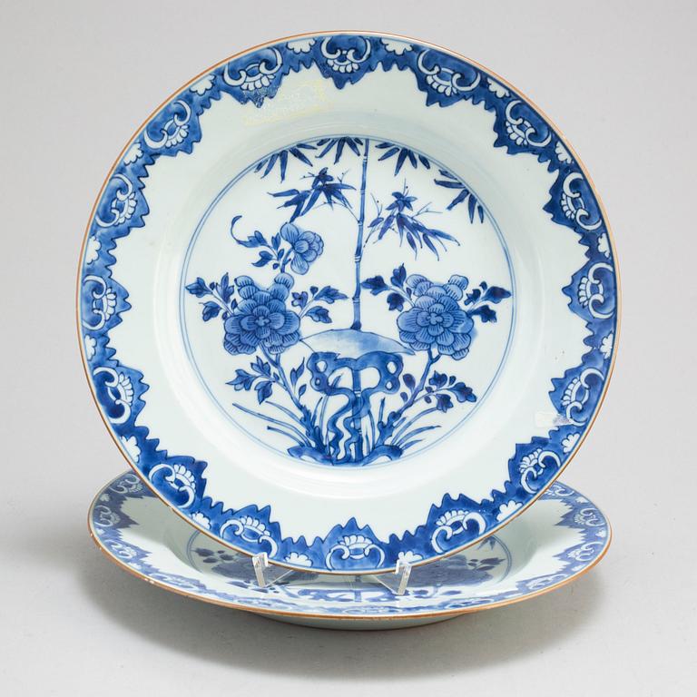 A pair of blue and white export porcelain serving dishes, Qing dynasty, Qianlong (1736-95).