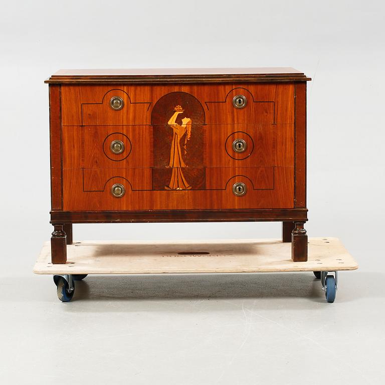 A 1920/30s chest of drawers.