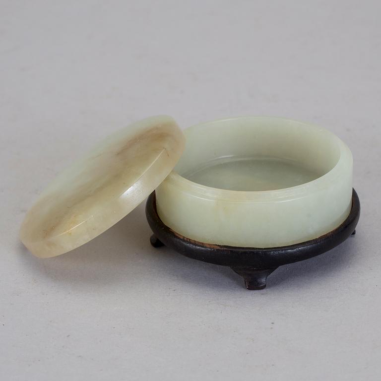 DOSA MED LOCK, nefrit, sent 1800-tal.