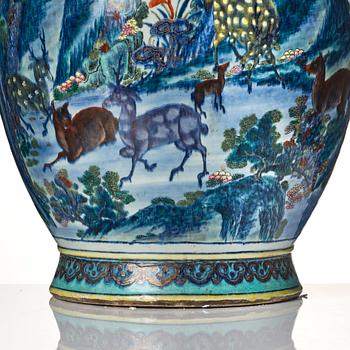 Praktvas, porslin. Qingdynastin, omkring år 1800.