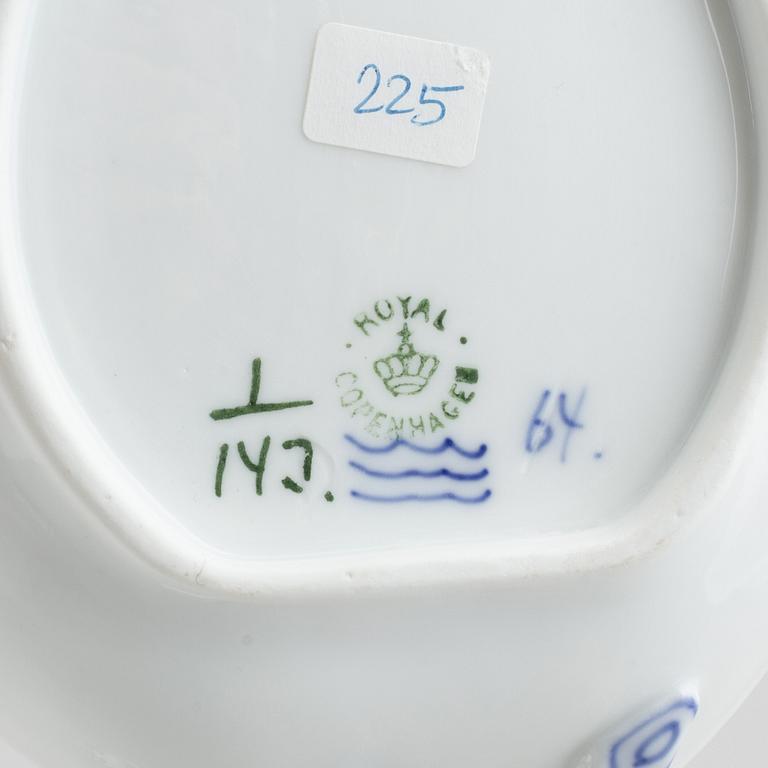 Serveringsfat/fat, sex stycken, porslin, "Musselmalet", Royal Copenhagen, delvis omkring 1800.