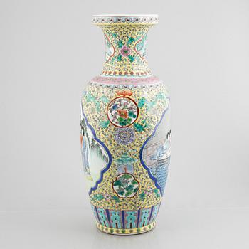 A Chinese porcelain vase, second half of te 20th century.