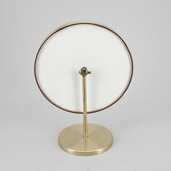 BORDSSPEGEL samt VÄGGSPEGEL. Mässing, 1900-tal.
