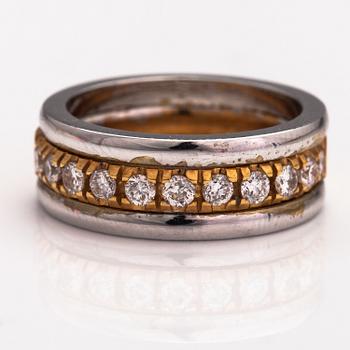 An 18K gold ring with diamonds ca. 0.45 ct in total.