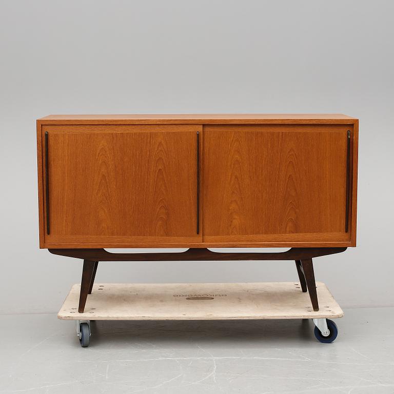 SIDEBOARD, 1900-talets mitt.