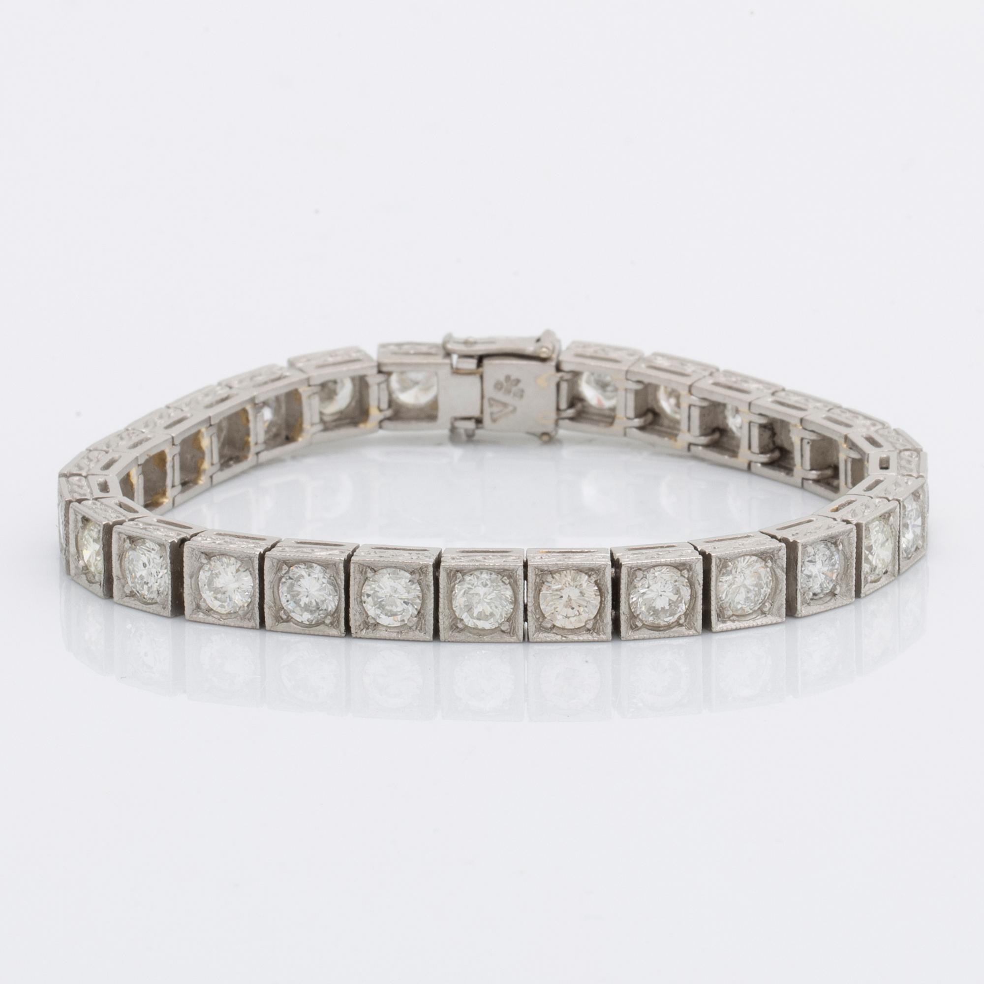 BRACELET paltinum with brillnat-cut diamonds approx 11 ct, Inclusions.