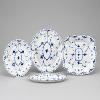 ROYAL COPENHAGEN, 71 psc porcelaine, 'Musselmalet'.