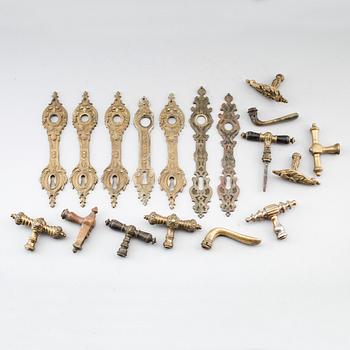 HANDTAG OCH NYCKELSKYLTAR, mässing, 1800-talets andra hälft.