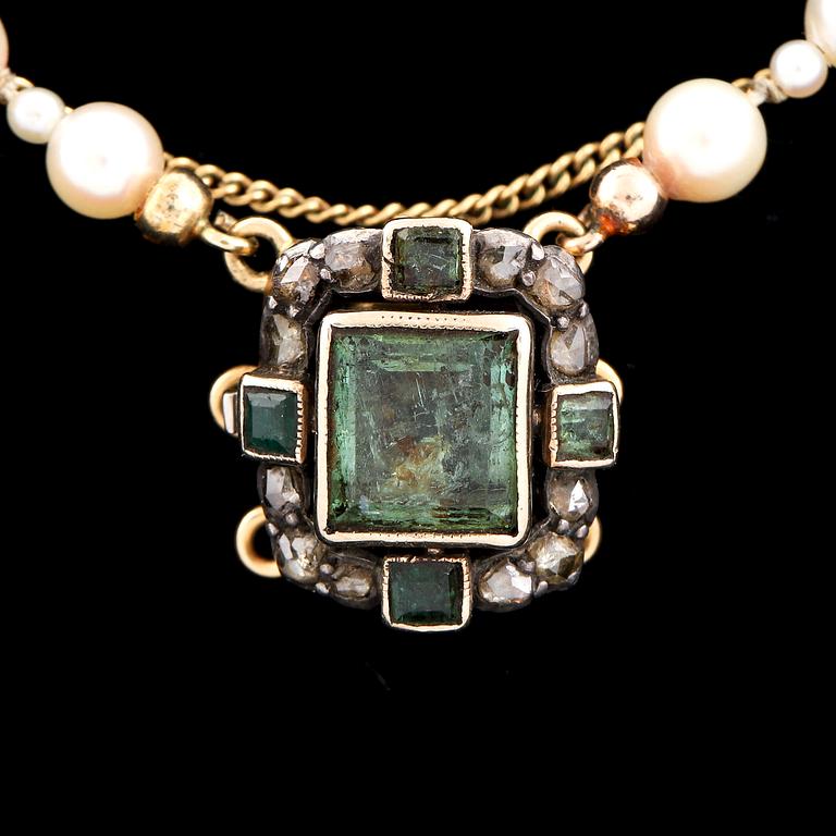 PÄRLCOLLIER, långt med doserade odlade pärlor.