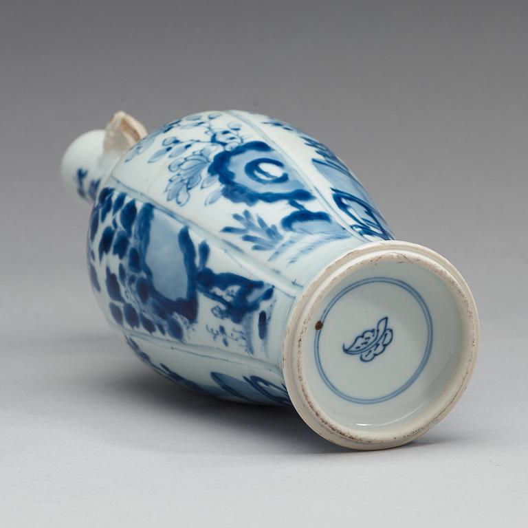 A blue and white vase, Qing dynasty, Kangxi (1662-1722).