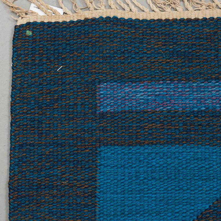 MATTA. Rölakan. 238,5 x 175 cm. Signerad Signerad GBJ samt en vävarsignatur i form av ljusgrön ruta.