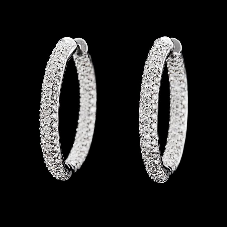 A pair of brilliant cut diamond earrings, tot. 4.48 cts.