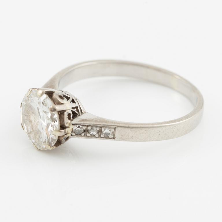 Ring in platinum with brilliant-cut diamond.