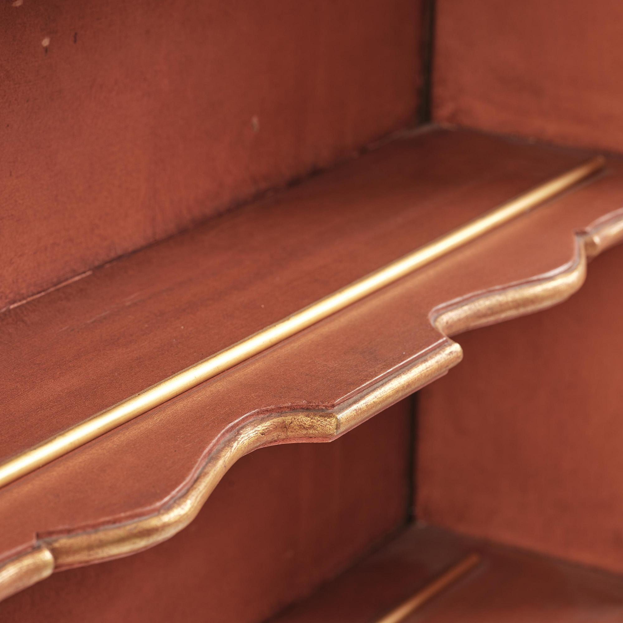 Vitrinskåp, Sverige, 1700-talets andra hälft, Rokoko.