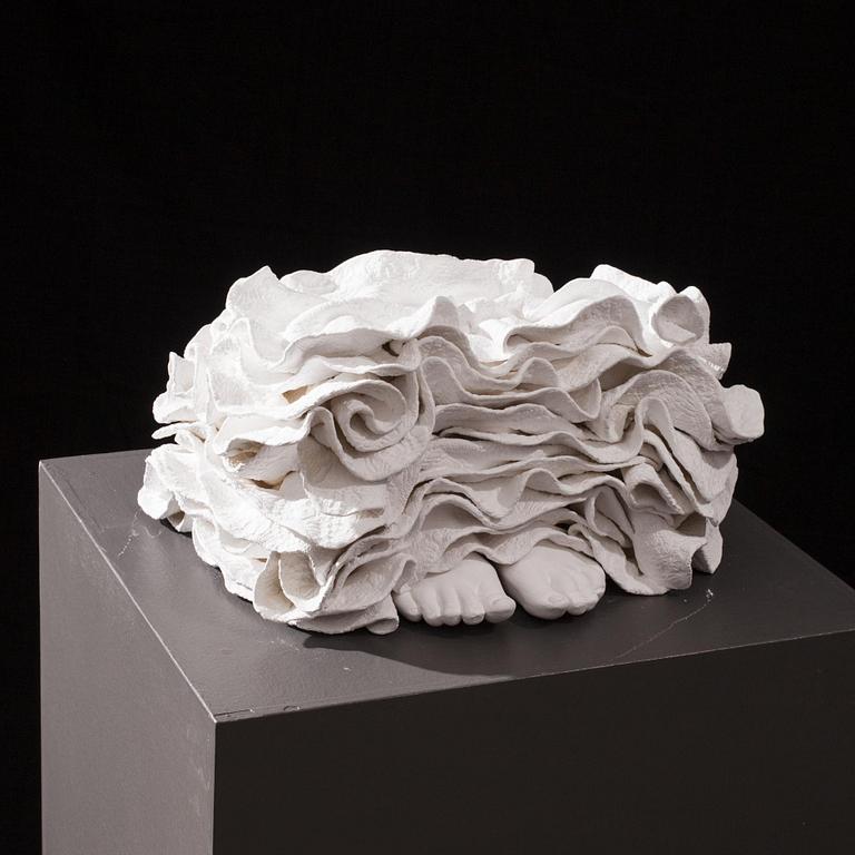 SAANA MURTTI
Beyond presence, 2013. 
Posliini, 40x22x30 cm.
