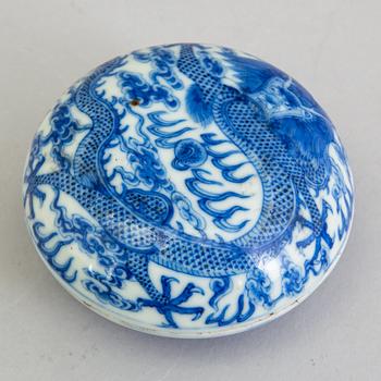 A Chinese blue and white porcelain seal paste box, circa 1900.