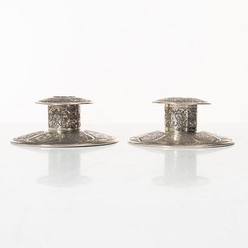 Ljusstakar ett par, silver, persiska, 1900-talets första hälft. Totalvikt 215 gram.