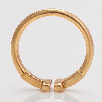 Tiffany & Co, an 18K gold 'T-wire' ring.