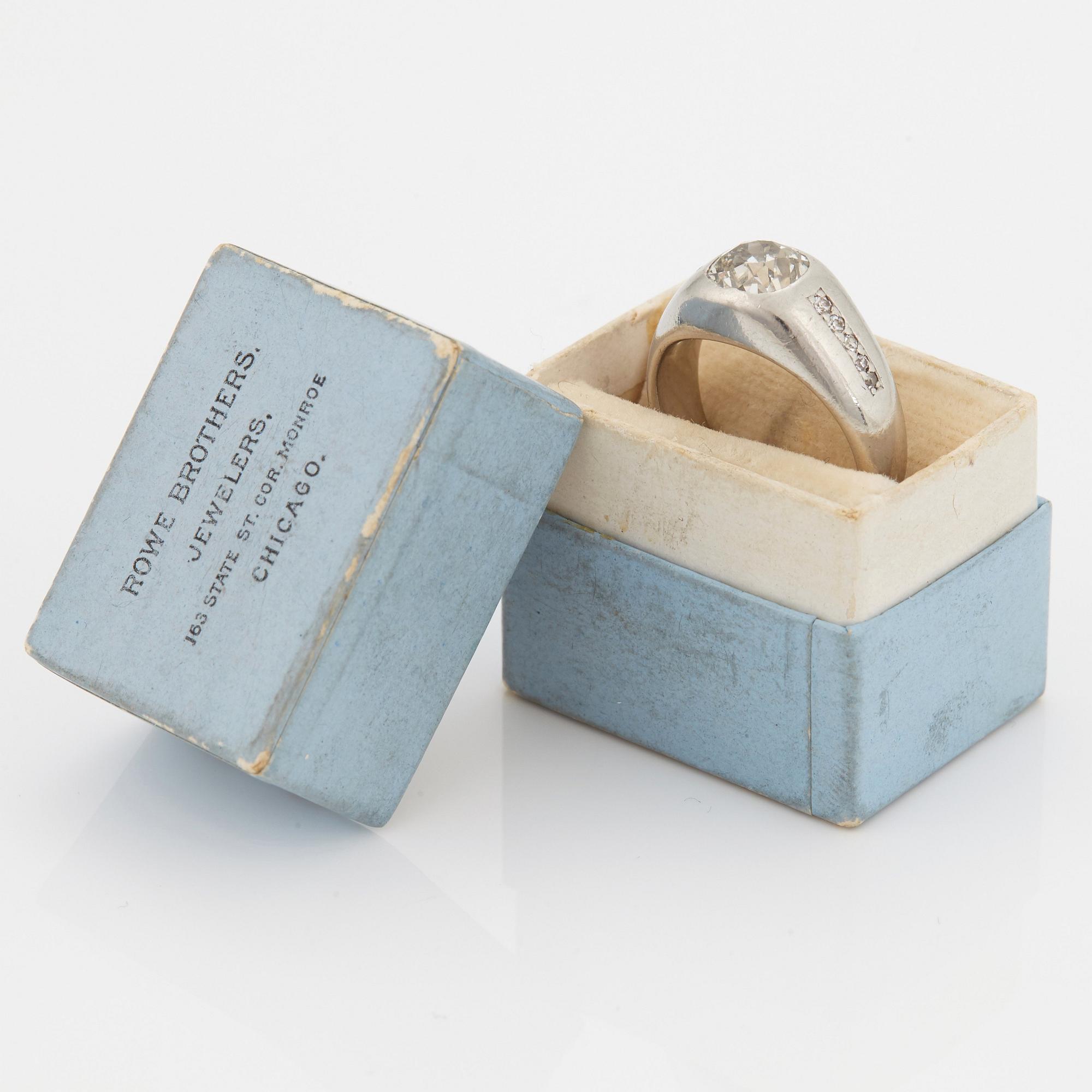 RING med en gammalslipad diamant.