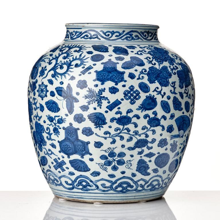 A large blue and white jar, Ming dynasty, Wanli (1572-1620).