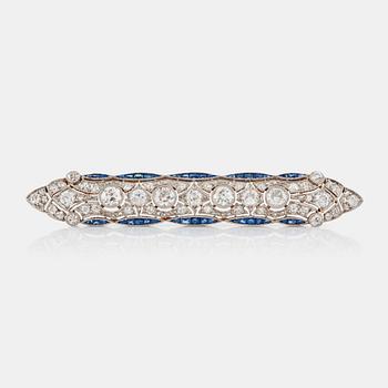 1237. A old- and rose-cut diamond and sapphire brooch. Total carat weight of diamonds circa 2.50 cts. Circa 1915.