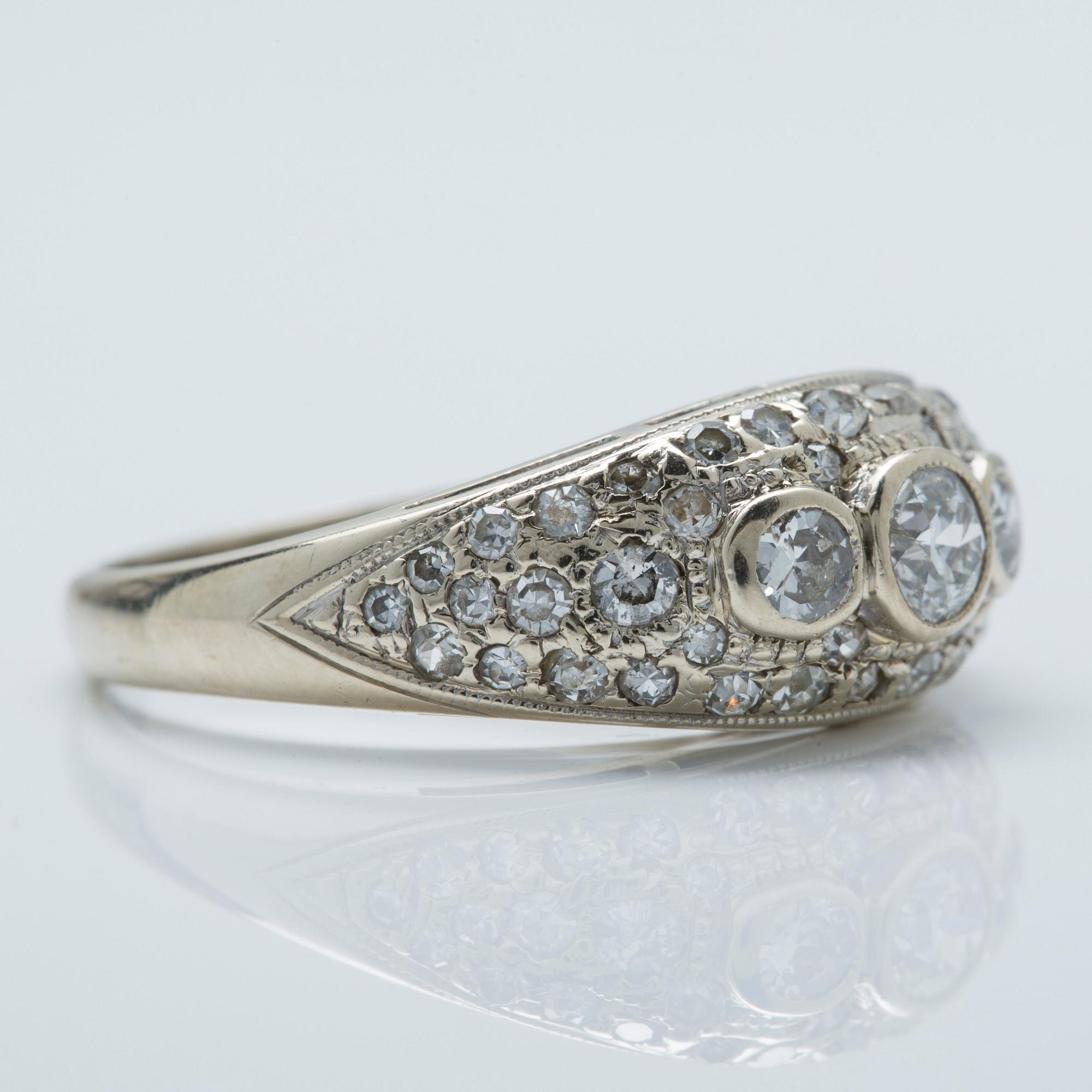 RING, 18K vitguld med gammalslipade diamanter, Malmö, 1942.