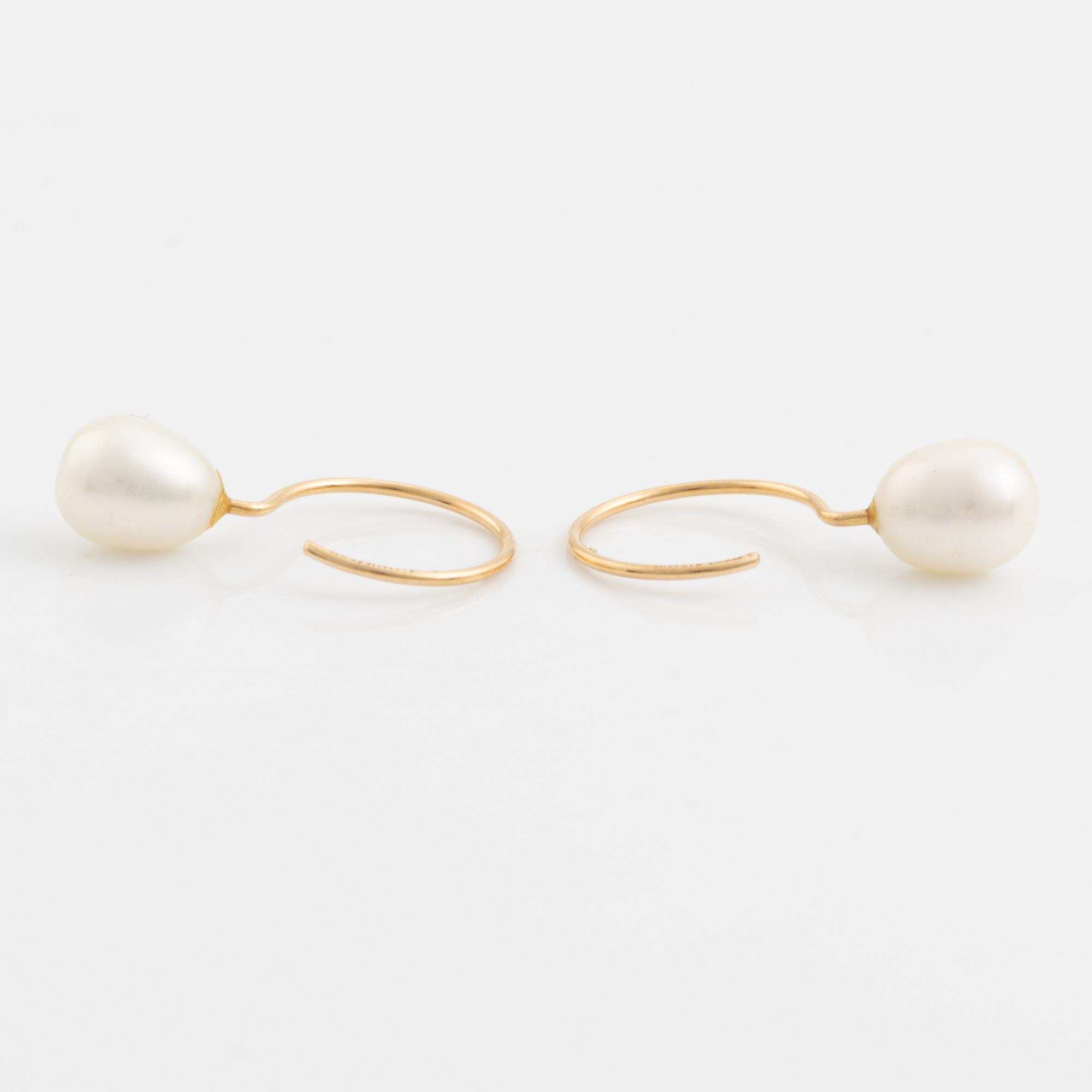 Ett par örhängen 18K guld med odlade sötvattenpärlor.