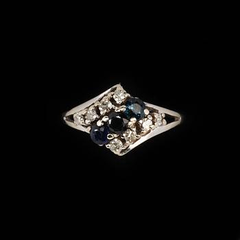 RING, 18k vitguld med blå safirer samt åtta briljantslipade diamanter. Vikt 3 gr.