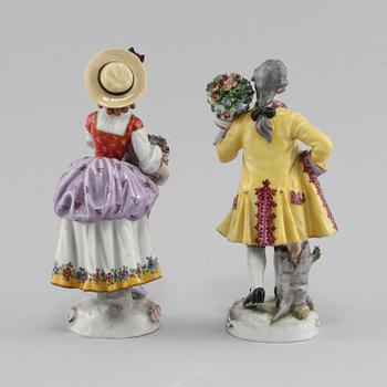 FIGURINER, 2 st, porslin, omkring 1900-talets mitt.