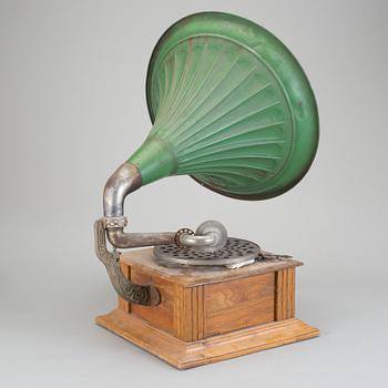 TRATTGRAMMOFON med SKIVOR, 1900-talets första kvartal.