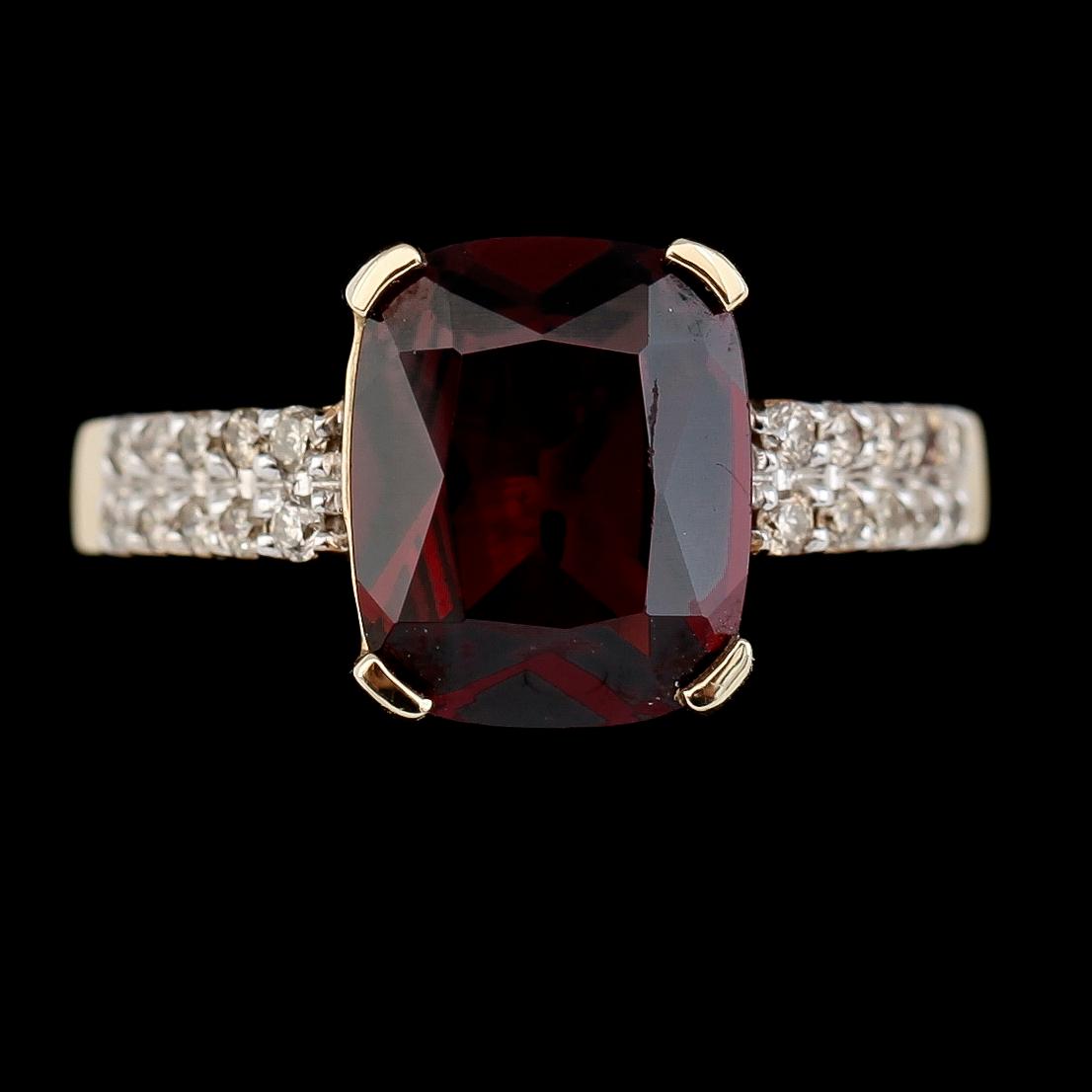 RING, 14K gult guld, diamanter 0.25 ct, granat ca 4.50 ct.