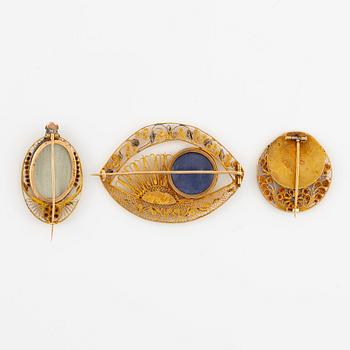 Three brooches 18K gold, 19th century.