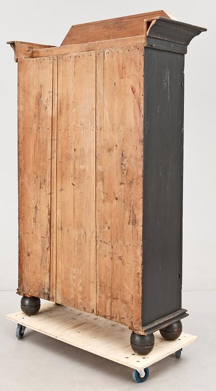 STÅNDSKÅP, allmoge, 1800-talets första hälft.