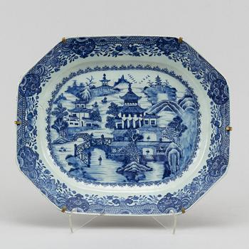 A blue and white export porcelain serving dish, Qing dynasty, Qianlong (1736-95).