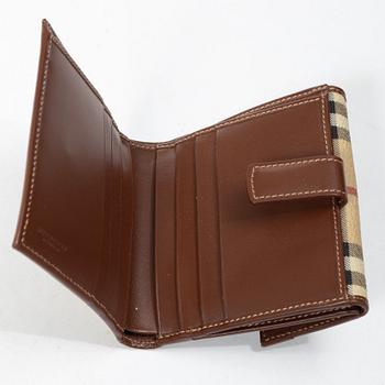 Burberry, väska samt plånbok.