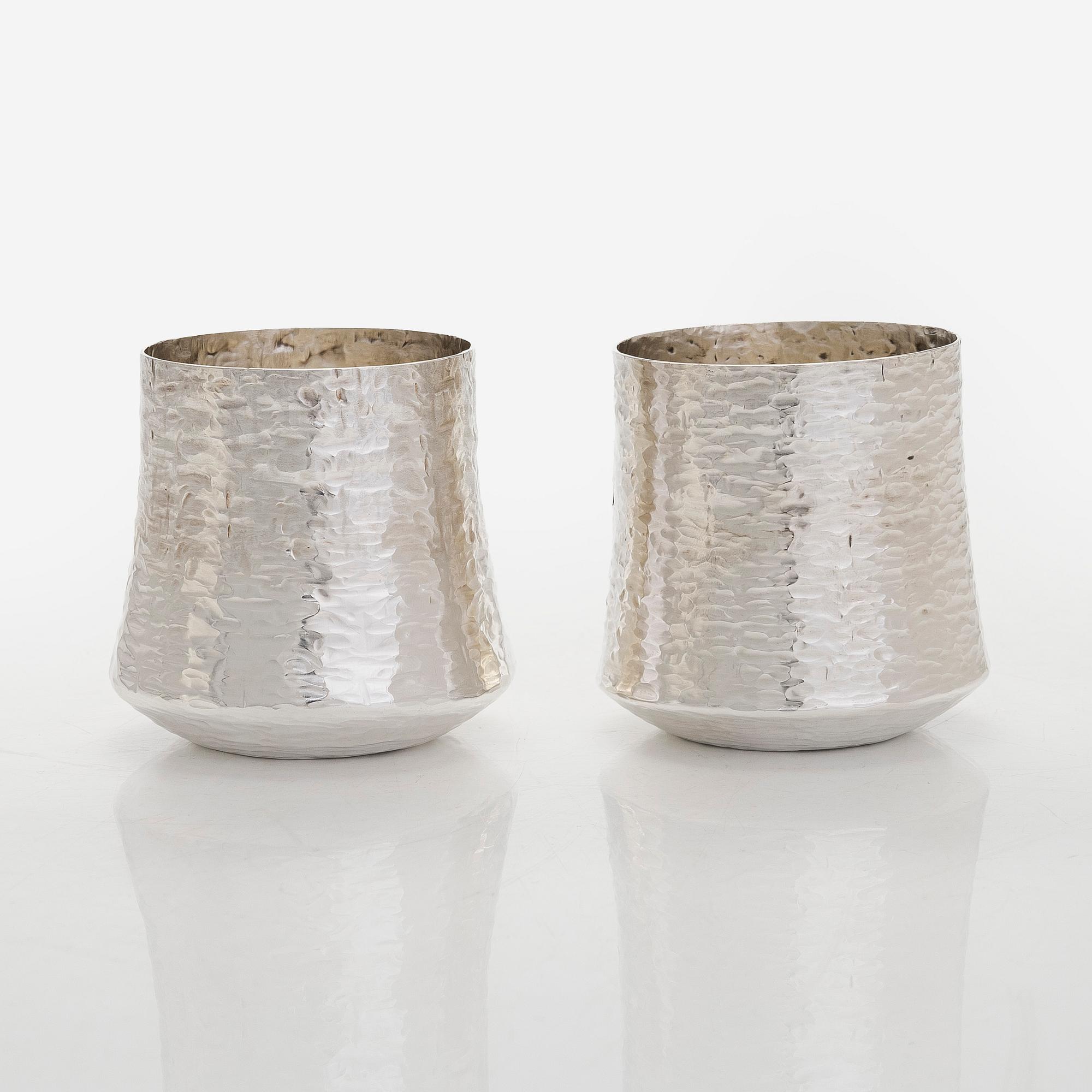 Tapio Wirkkala, malja ja pikareita 2 kpl, sterlinghopeaa, Kultakeskus Hämeenlinna, 1970, 1974 ja 1979.