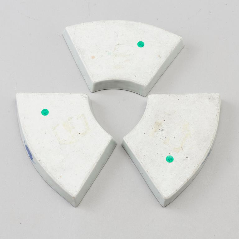 CABARETBRICKOR, tre stycken, porslin. Qingdynastin, sent 1800-tal.