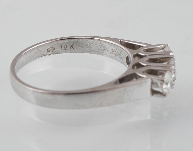 RING, 18K vitguld med 3 briljantslipade diamanter ca 0.45 ct, importstämplad. Vikt 3,2 gram.