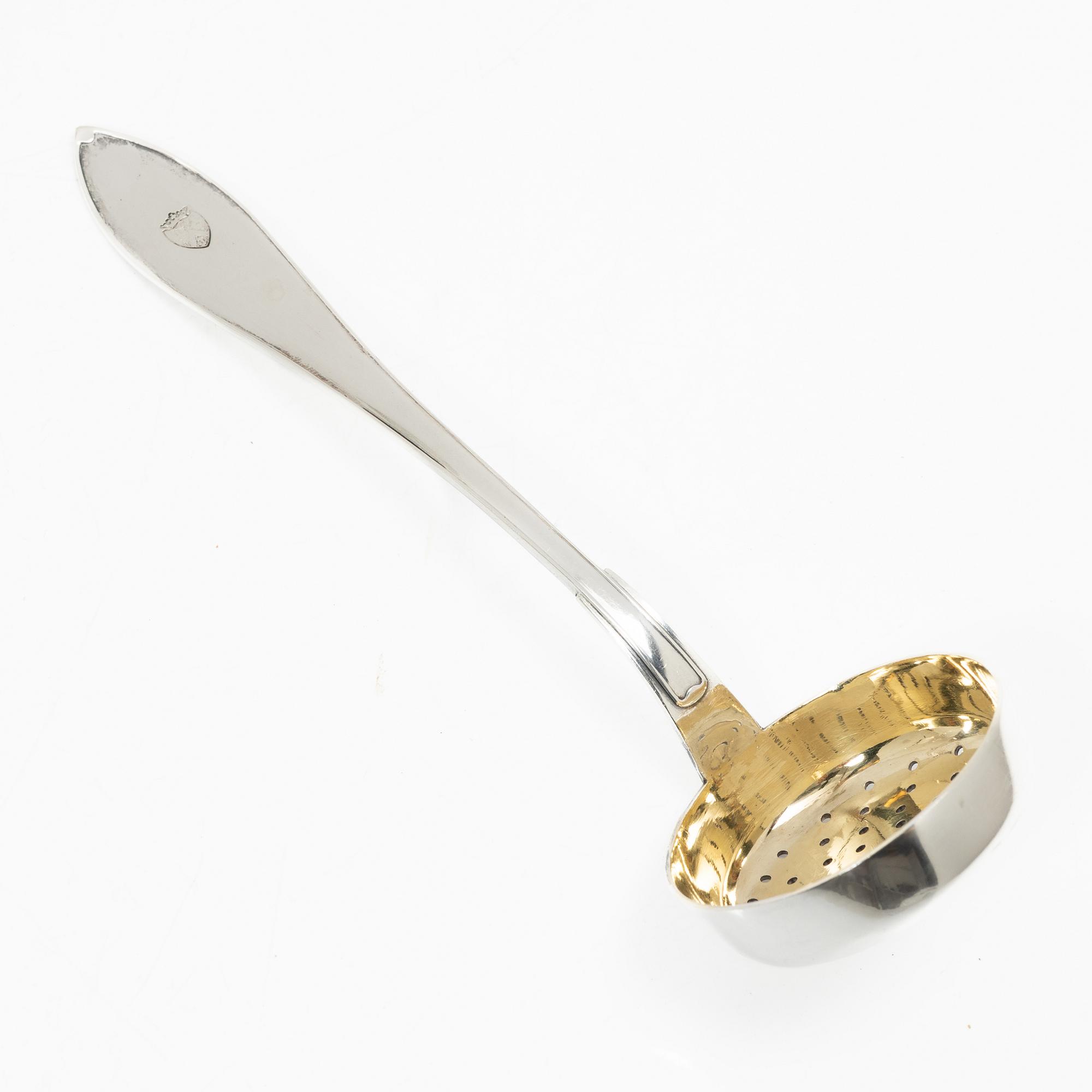 Firma Carl Fredrik Carlman, sockerskål med lock samt strösked, silver, Stockholm 1919.