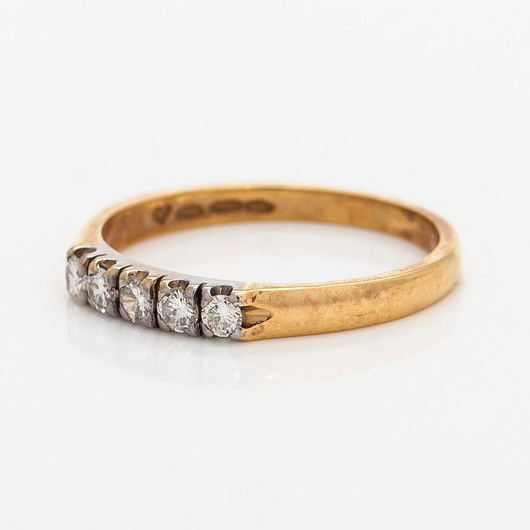 Ring, briljantslipade diamanter, 18K guld. Helsingfors 1991.