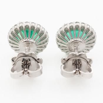 Örhängen 18K vitguld med syntetiska smaragder och briljantslipade diamanter.