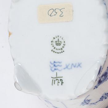 Kaffeservis, porslin, 49 delar, 'Musselmalet', helblonde samt halvblonde, Royal Copenhagen.