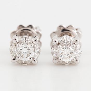 ÖRHÄNGEN, med briljantslipade och navettslipade diamanter.