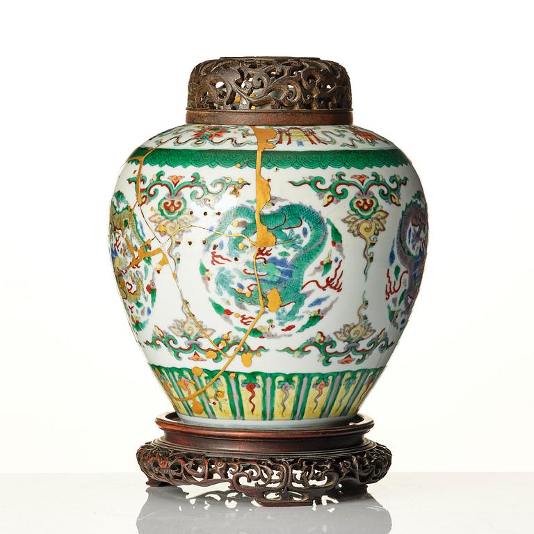 A rare doucai dragon medallion jar, Qing dynasty, Yongzheng mark and of the period (1723-35).