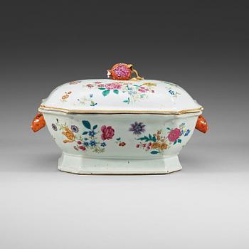 381. A famille rose tureen with cover, Qing dynasty, Qianlong (1736-1795).