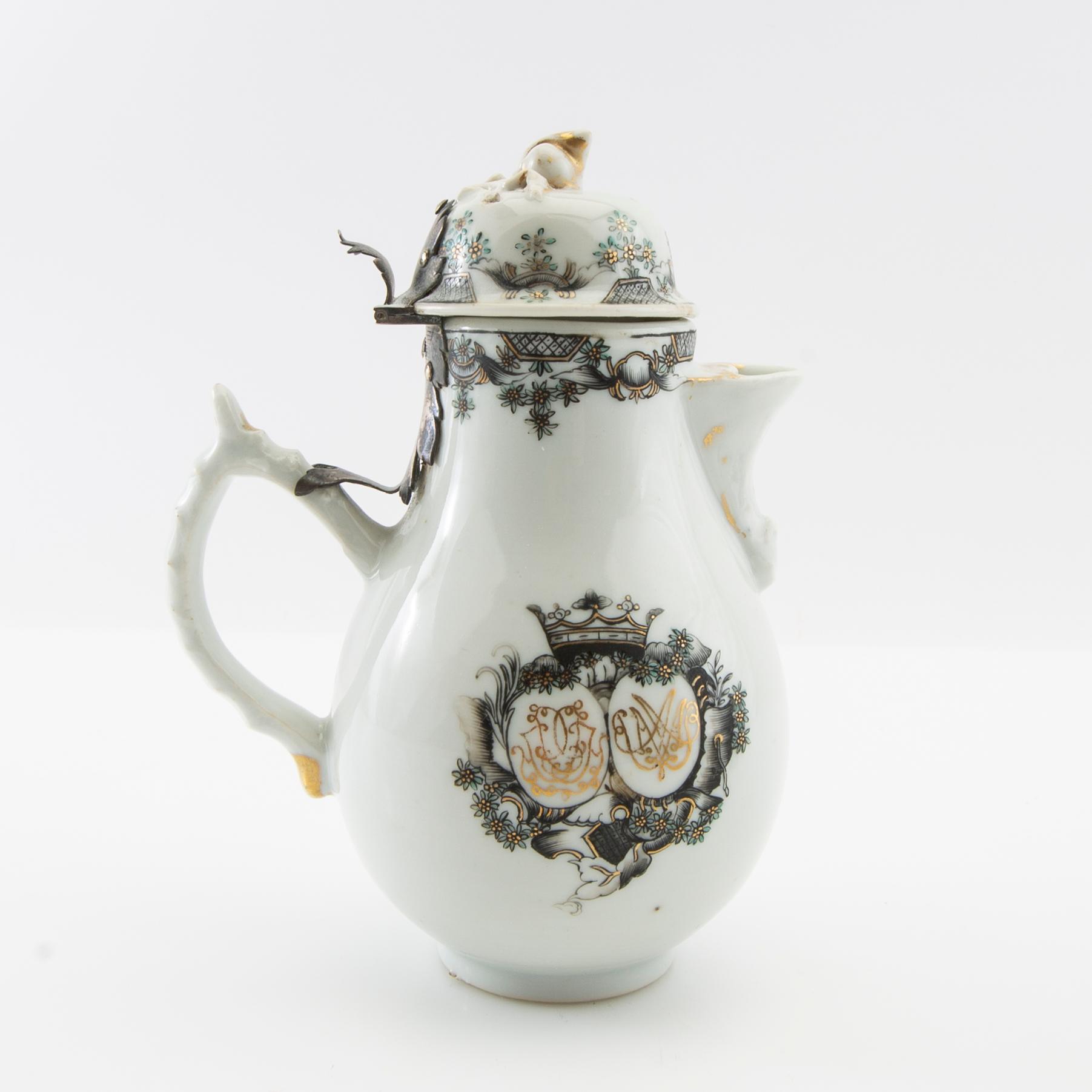 Jug with lid and cups 2 pcs China Yongzheng (1723-35) porcelain.