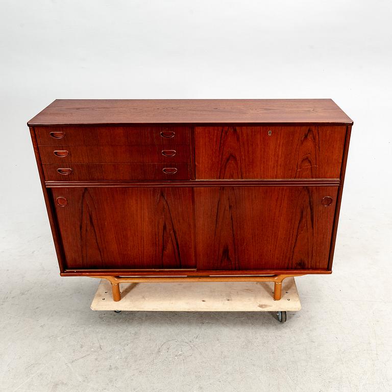 A mid 1900s sideboard.