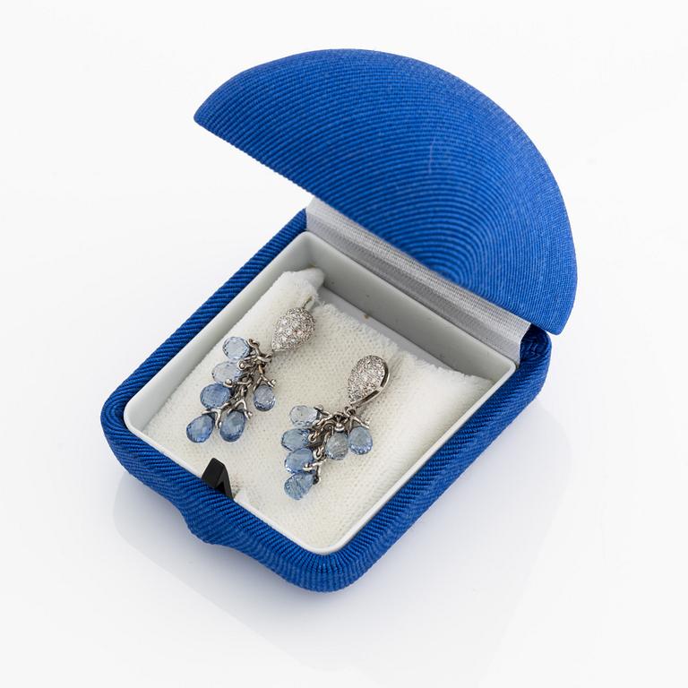 Earrings in white gold with briolette-cut sapphires and brilliant-cut diamonds.